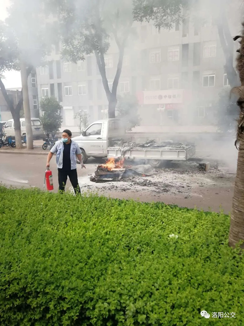 驚險！高溫天小貨車“上火” 萬幸！路遇公交車長及時“滅火”